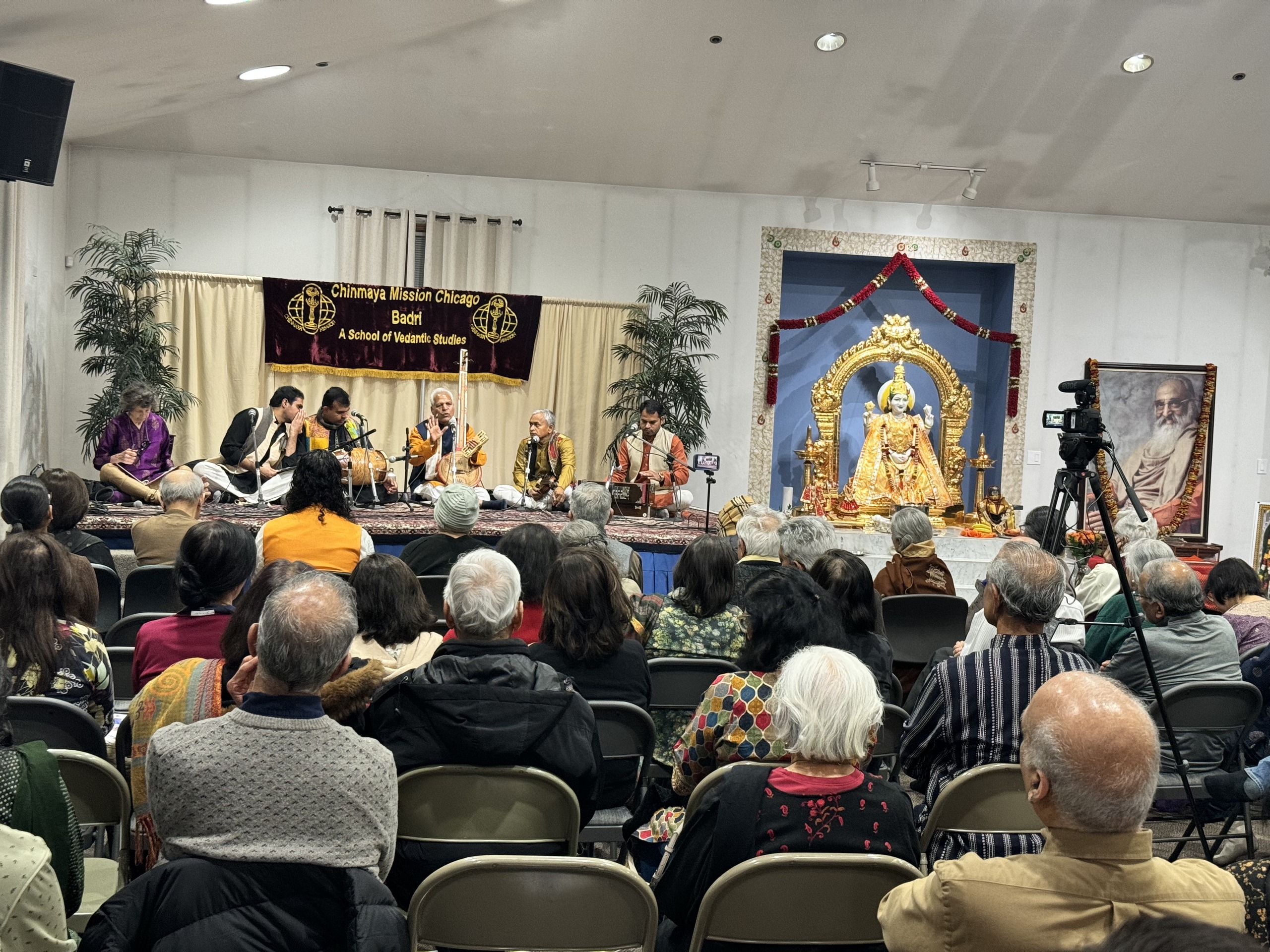 Prahlad Singh Tipaniya Ji and ensemble on stage